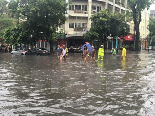 Tuyến phố Phan Bội Châu bị ngập do mưa lớn. (Ảnh: Doãn Tấn/TTXVN) Tuyến phố Phan Bội Châu bị ngập do mưa lớn. (Ảnh: Doãn Tấn/TTXVN)