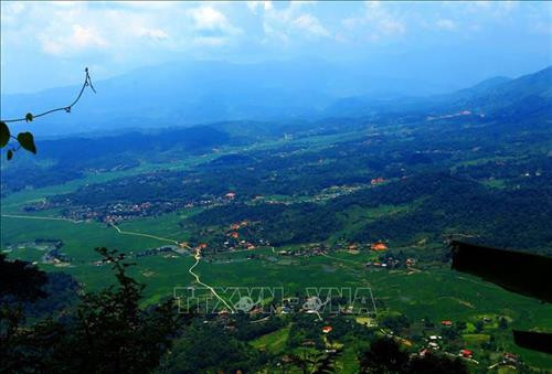 Toàn bộ lòng chảo Mường Phăng nhìn từ đỉnh núi Pú Huốt. Ảnh: Phan Tuấn Anh - TTXVN Toàn bộ lòng chảo Mường Phăng nhìn từ đỉnh núi Pú Huốt. Ảnh: Phan Tuấn Anh - TTXVN