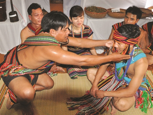 Ông mai đeo vòng cho chú rể Ông mai đeo vòng cho chú rể