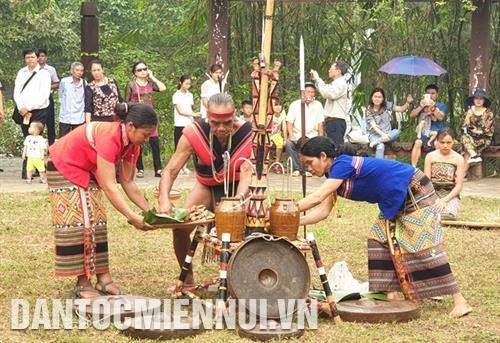 Chủ lễ (già làng) cùng dân làng bày lễ vật cúng thần linh và ông bà, tổ tiên. Ảnh: H. Hải