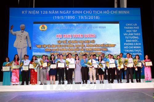 Trao tặng bằng khen và hoa cho các điển hình thực hiện tốt học tập và làm theo tư tưởng, đạo đức, phong cách Hồ Chí Minh. Ảnh: Thanh Vũ-TTXVN