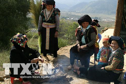 Bà con dân bản đồng thuận, tích cực chấp hành bản cam kết nếp sống mới của dân tộc Mông, xóa bỏ hủ tục lạc hậu, xây dựng đời sống văn hóa. Ảnh: Việt Hoàng - TTXVN Bà con dân bản đồng thuận, tích cực chấp hành bản cam kết nếp sống mới của dân tộc Mông, xóa bỏ hủ tục lạc hậu, xây dựng đời sống văn hóa. Ảnh: Việt Hoàng - TTXVN