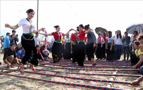 Các thầy cúng thực hiện nghi lễ cúng trong ngày hội cầu mong cho mưa thuận gió hòa để thuận lợi cho bà con sản xuất nông nghiệp. Ảnh: Quý Trung – TTXVN Lãnh đạo xã Mường Cang xuống đồng cầy bừa cầu mong mùa màng tốt tươi. Ảnh: Quý Trung – TTXVN Nghi thức gieo hạt trong lễ hội mong một năm được mùa tươi tốt. Ảnh: Quý Trung – TTXVN Du khách thập phương và người dân tham gia múa sạp tại lễ hội. Ảnh: Quý Trung – TTXVN Đông đảo người dân tham gia múa xòe tại lễ hội. Ảnh: Quý Trung – TTXVN Phần thi trò chơi dân gian thi Tó Má Lẹ của đồng bào dân tộc Thái tại lễ hội. Ảnh: Quý Trung – TTXVN Trò chơi Ném còn thu hút đông đảo du khách và người dân tham gia. Ảnh: Quý Trung - TTXVN Các thầy cúng thực hiện nghi lễ cúng trong ngày hội cầu mong cho mưa thuận gió hòa để thuận lợi cho bà con sản xuất nông nghiệp. Ảnh: Quý Trung – TTXVN Lãnh đạo xã Mường Cang xuống đồng cầy bừa cầu mong mùa màng tốt tươi. Ảnh: Quý Trung – TTXVN Nghi thức gieo hạt trong lễ hội mong một năm được mùa tươi tốt. Ảnh: Quý Trung – TTXVN Du khách thập phương và người dân tham gia múa sạp tại lễ hội. Ảnh: Quý Trung – TTXVN Đông đảo người dân tham gia múa xòe tại lễ hội. Ảnh: Quý Trung – TTXVN Phần thi trò chơi dân gian thi Tó Má Lẹ của đồng bào dân tộc Thái tại lễ hội. Ảnh: Quý Trung – TTXVN Trò chơi Ném còn thu hút đông đảo du khách và người dân tham gia. Ảnh: Quý Trung - TTXVN