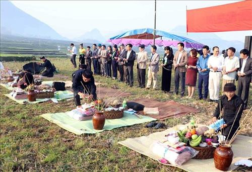 Các thầy cúng thực hiện nghi lễ cúng trong ngày hội cầu mong cho mưa thuận gió hòa để thuận lợi cho bà con sản xuất nông nghiệp. Ảnh: Quý Trung – TTXVN Lãnh đạo xã Mường Cang xuống đồng cầy bừa cầu mong mùa màng tốt tươi. Ảnh: Quý Trung – TTXVN Nghi thức gieo hạt trong lễ hội mong một năm được mùa tươi tốt. Ảnh: Quý Trung – TTXVN Du khách thập phương và người dân tham gia múa sạp tại lễ hội. Ảnh: Quý Trung – TTXVN Đông đảo người dân tham gia múa xòe tại lễ hội. Ảnh: Quý Trung – TTXVN Phần thi trò chơi dân gian thi Tó Má Lẹ của đồng bào dân tộc Thái tại lễ hội. Ảnh: Quý Trung – TTXVN Trò chơi Ném còn thu hút đông đảo du khách và người dân tham gia. Ảnh: Quý Trung - TTXVN Các thầy cúng thực hiện nghi lễ cúng trong ngày hội cầu mong cho mưa thuận gió hòa để thuận lợi cho bà con sản xuất nông nghiệp. Ảnh: Quý Trung – TTXVN Lãnh đạo xã Mường Cang xuống đồng cầy bừa cầu mong mùa màng tốt tươi. Ảnh: Quý Trung – TTXVN Nghi thức gieo hạt trong lễ hội mong một năm được mùa tươi tốt. Ảnh: Quý Trung – TTXVN Du khách thập phương và người dân tham gia múa sạp tại lễ hội. Ảnh: Quý Trung – TTXVN Đông đảo người dân tham gia múa xòe tại lễ hội. Ảnh: Quý Trung – TTXVN Phần thi trò chơi dân gian thi Tó Má Lẹ của đồng bào dân tộc Thái tại lễ hội. Ảnh: Quý Trung – TTXVN Trò chơi Ném còn thu hút đông đảo du khách và người dân tham gia. Ảnh: Quý Trung - TTXVN
