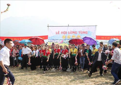 Các thầy cúng thực hiện nghi lễ cúng trong ngày hội cầu mong cho mưa thuận gió hòa để thuận lợi cho bà con sản xuất nông nghiệp. Ảnh: Quý Trung – TTXVN Lãnh đạo xã Mường Cang xuống đồng cầy bừa cầu mong mùa màng tốt tươi. Ảnh: Quý Trung – TTXVN Nghi thức gieo hạt trong lễ hội mong một năm được mùa tươi tốt. Ảnh: Quý Trung – TTXVN Du khách thập phương và người dân tham gia múa sạp tại lễ hội. Ảnh: Quý Trung – TTXVN Đông đảo người dân tham gia múa xòe tại lễ hội. Ảnh: Quý Trung – TTXVN Phần thi trò chơi dân gian thi Tó Má Lẹ của đồng bào dân tộc Thái tại lễ hội. Ảnh: Quý Trung – TTXVN Trò chơi Ném còn thu hút đông đảo du khách và người dân tham gia. Ảnh: Quý Trung - TTXVN Các thầy cúng thực hiện nghi lễ cúng trong ngày hội cầu mong cho mưa thuận gió hòa để thuận lợi cho bà con sản xuất nông nghiệp. Ảnh: Quý Trung – TTXVN Lãnh đạo xã Mường Cang xuống đồng cầy bừa cầu mong mùa màng tốt tươi. Ảnh: Quý Trung – TTXVN Nghi thức gieo hạt trong lễ hội mong một năm được mùa tươi tốt. Ảnh: Quý Trung – TTXVN Du khách thập phương và người dân tham gia múa sạp tại lễ hội. Ảnh: Quý Trung – TTXVN Đông đảo người dân tham gia múa xòe tại lễ hội. Ảnh: Quý Trung – TTXVN Phần thi trò chơi dân gian thi Tó Má Lẹ của đồng bào dân tộc Thái tại lễ hội. Ảnh: Quý Trung – TTXVN Trò chơi Ném còn thu hút đông đảo du khách và người dân tham gia. Ảnh: Quý Trung - TTXVN