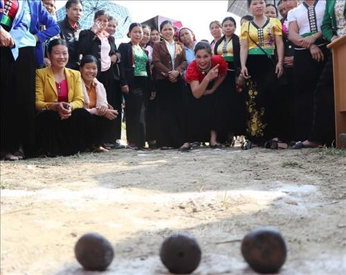 Các thầy cúng thực hiện nghi lễ cúng trong ngày hội cầu mong cho mưa thuận gió hòa để thuận lợi cho bà con sản xuất nông nghiệp. Ảnh: Quý Trung – TTXVN Lãnh đạo xã Mường Cang xuống đồng cầy bừa cầu mong mùa màng tốt tươi. Ảnh: Quý Trung – TTXVN Nghi thức gieo hạt trong lễ hội mong một năm được mùa tươi tốt. Ảnh: Quý Trung – TTXVN Du khách thập phương và người dân tham gia múa sạp tại lễ hội. Ảnh: Quý Trung – TTXVN Đông đảo người dân tham gia múa xòe tại lễ hội. Ảnh: Quý Trung – TTXVN Phần thi trò chơi dân gian thi Tó Má Lẹ của đồng bào dân tộc Thái tại lễ hội. Ảnh: Quý Trung – TTXVN Trò chơi Ném còn thu hút đông đảo du khách và người dân tham gia. Ảnh: Quý Trung - TTXVN Các thầy cúng thực hiện nghi lễ cúng trong ngày hội cầu mong cho mưa thuận gió hòa để thuận lợi cho bà con sản xuất nông nghiệp. Ảnh: Quý Trung – TTXVN Lãnh đạo xã Mường Cang xuống đồng cầy bừa cầu mong mùa màng tốt tươi. Ảnh: Quý Trung – TTXVN Nghi thức gieo hạt trong lễ hội mong một năm được mùa tươi tốt. Ảnh: Quý Trung – TTXVN Du khách thập phương và người dân tham gia múa sạp tại lễ hội. Ảnh: Quý Trung – TTXVN Đông đảo người dân tham gia múa xòe tại lễ hội. Ảnh: Quý Trung – TTXVN Phần thi trò chơi dân gian thi Tó Má Lẹ của đồng bào dân tộc Thái tại lễ hội. Ảnh: Quý Trung – TTXVN Trò chơi Ném còn thu hút đông đảo du khách và người dân tham gia. Ảnh: Quý Trung - TTXVN