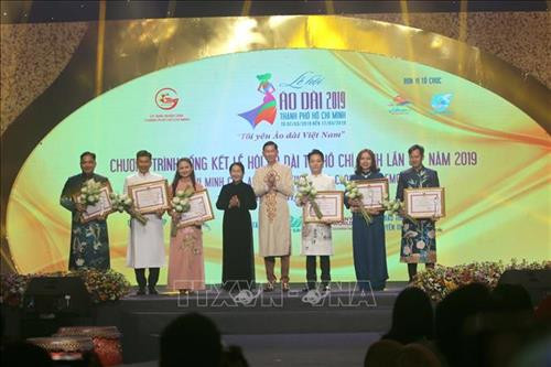 Lãnh đạo Thành phố Hồ Chí Minh trao Bằng khen cho các nhà thiết kế tham giam lễ hội Áo dài Thành phố Hồ Chí Minh lần 6 – 2019. Ảnh: Thanh Vũ - TTXVN