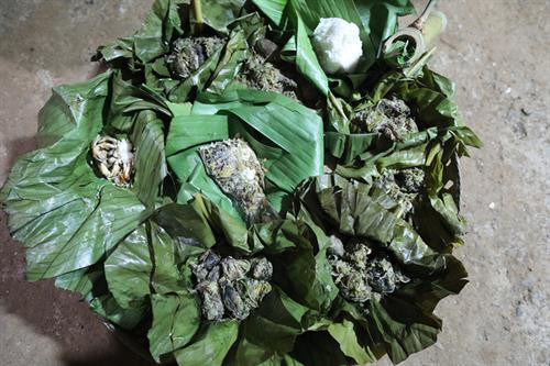 "Cuộc sống của người dân tộc Si La gắn chặt với núi rừng, điều kiện canh tác rất khó khăn nên đồng bào luôn mơ ước về sự no đủ. Đó là lý do ra đời của Lễ mừng cơm mới", Nghệ nhân ưu tú Hù Cố Xuân, Kan Hồ, Mường Tè, Lai Châu nói. Lễ cơm mới diễn ra tại ra đình trưởng họ của mỗi dòng họ. Những người phụ nữ trong gia đình sẽ chuẩn bị các lễ vật. Trưởng họ sẽ chuẩn bị ba viên đá (1 viên đại diện cho thần linh, 1 viên là trưởng họ, 1 viên là khách đến nhà). Gia chủ (trưởng họ) thay mặt dòng họ để làm phần nghi lễ mời tổ tiên, ông bà, cha mẹ và những người đã khuất về hưởng thụ. Lễ cúng thường được làm vào buổi chiều, bởi theo quan niệm của người Si La khi mặt trời lặn ông bà mới có thể về bên con cháu. Những người đại diện cho các gia đình trong dòng họ chuẩn bị lễ vật, hẹn ngày y Hợi, Ngọ, Tỵ, Thân hoặc Thìn để mang lễ vật đi làm lễ. Khi đến nơi, mỗi người sẽ mở những lễ vật bày lên chiếc mâm lớn. Lễ vật là đồ ăn thức uống quen thuộc, được chuẩn bị từ nhiều ngày trước đó. Mỗi gia đình tự đồ cơm bằng gạo mới của nhà mình, gói trong lá chuối, 1 số loại củ như khoai sọ, gừng cùng với 1 con sóc, 1 con cua, 1 con cá đã được chế biến, gói vào lá chuối, hấp chín. Đây là những lễ vật bắt buộc phải có. Thầy cúng đặt cơm và cây lúa chuẩn bị thu hoạch lên ban thờ tổ tiên để kết thúc nghi thức cúng. Sau lễ, gia chủ và con cháu trong nhà bày mâm mời anh em họ hàng, khách khứa trong bản dự bữa cơm mới. Gia đình nào khó khăn, trưởng dòng họ cho đem lễ vật đã cúng về nhà ăn. Các phụ nữ say sưa uống rượu trong bữa cơm. Họ nhảy múa, hát các bài dân ca truyền thống, trò chơi dân gian của dân tộc mình. Các điệu hát và tiếng sáo, tiếng đàn vang lên khắp núi rừng báo hiệu một mùa bội thu, an lành, no ấm. "Cuộc sống của người dân tộc Si La gắn chặt với núi rừng, điều kiện canh tác rất khó khăn nên đồng bào luôn mơ ước về sự no đủ. Đó là lý do ra đời của Lễ mừng cơm mới", Nghệ nhân ưu tú Hù Cố Xuân, Kan Hồ, Mường Tè, Lai Châu nói. Lễ cơm mới diễn ra tại ra đình trưởng họ của mỗi dòng họ. Những người phụ nữ trong gia đình sẽ chuẩn bị các lễ vật. Trưởng họ sẽ chuẩn bị ba viên đá (1 viên đại diện cho thần linh, 1 viên là trưởng họ, 1 viên là khách đến nhà). Gia chủ (trưởng họ) thay mặt dòng họ để làm phần nghi lễ mời tổ tiên, ông bà, cha mẹ và những người đã khuất về hưởng thụ. Lễ cúng thường được làm vào buổi chiều, bởi theo quan niệm của người Si La khi mặt trời lặn ông bà mới có thể về bên con cháu. Những người đại diện cho các gia đình trong dòng họ chuẩn bị lễ vật, hẹn ngày y Hợi, Ngọ, Tỵ, Thân hoặc Thìn để mang lễ vật đi làm lễ. Khi đến nơi, mỗi người sẽ mở những lễ vật bày lên chiếc mâm lớn. Lễ vật là đồ ăn thức uống quen thuộc, được chuẩn bị từ nhiều ngày trước đó. Mỗi gia đình tự đồ cơm bằng gạo mới của nhà mình, gói trong lá chuối, 1 số loại củ như khoai sọ, gừng cùng với 1 con sóc, 1 con cua, 1 con cá đã được chế biến, gói vào lá chuối, hấp chín. Đây là những lễ vật bắt buộc phải có. Thầy cúng đặt cơm và cây lúa chuẩn bị thu hoạch lên ban thờ tổ tiên để kết thúc nghi thức cúng. Sau lễ, gia chủ và con cháu trong nhà bày mâm mời anh em họ hàng, khách khứa trong bản dự bữa cơm mới. Gia đình nào khó khăn, trưởng dòng họ cho đem lễ vật đã cúng về nhà ăn. Các phụ nữ say sưa uống rượu trong bữa cơm. Họ nhảy múa, hát các bài dân ca truyền thống, trò chơi dân gian của dân tộc mình. Các điệu hát và tiếng sáo, tiếng đàn vang lên khắp núi rừng báo hiệu một mùa bội thu, an lành, no ấm.