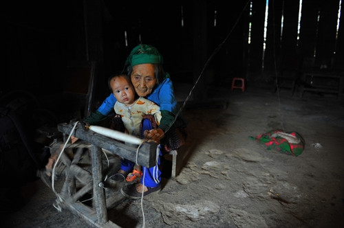 Hai bà cháu dân tộc Mông tại thôn Sán Tớ, huyện Mèo Vạc với công việc hàng ngày. Nghề xe lanh, dệt vải của người Mông được truyền từ đời này sang đời khác. Các thế hệ sau được làm quen với khung cửi và sợi lanh từ khi còn nhỏ.