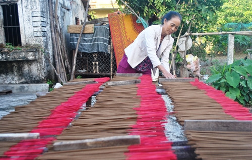 Gia đình anh Lưu Đức Dân ở xã Đức Minh, TP Đồng Hới làm nghề hương đã nhiều năm. Vài năm trước anh vay 20 triệu đồng mở rộng cơ sở sản xuất, hương làm ra được thị trường chấp nhận, cuộc sống gia đình đã dần ổn định