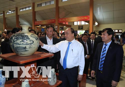 Thủ tướng Nguyễn Xuân Phúc đến thăm Công ty cổ phần gốm Chu Đậu tại huyện Nam Sách, tỉnh Hải Dương. Ảnh: Thống Nhất –TTXVN Thủ tướng Nguyễn Xuân Phúc đến thăm Công ty cổ phần gốm Chu Đậu tại huyện Nam Sách, tỉnh Hải Dương. Ảnh: Thống Nhất –TTXVN