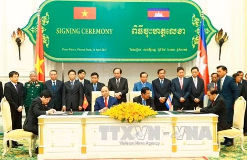 Thủ tướng Chính phủ Nguyễn Xuân Phúc và Thủ tướng Chính phủ Hoàng gia Campuchia Samdech Techo Hun Sen chứng kiến Lễ ký trao đổi thư gia hạn thêm 03 năm, tính từ 28/12/2016, đối với Bản ghi nhớ về hợp tác thủy sản giữa Tổng cục Thủy sản Việt Nam và Tổng cục Thủy sản Campuchia. Ảnh: Thống Nhất – TTXVN.