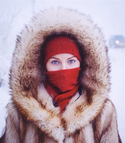 Trời lạnh đến mức khiến môi như bị kim đâm còn nước bọt cũng bị đóng băng Trời quá lạnh nên người dân không thể trồng trọt, thức ăn chính của họ là thịt và cá Khung cảnh ngôi làng lúc nào cũng là một màu trắng xóa Dân số nơi đây chỉ khoảng 500 người Đây là con đường duy nhất dẫn tới Oymyakon Tấm biển chỉ dẫn vào làng ghi "Omyakon, điểm cực của cái lạnh" Một ngôi nhà giữa làng bị đóng băng Hầu hết nhà vệ sinh trong làng được xây lộ thiên, bởi mặt đất đóng băng rất khó xây hệ thống đường ống trong nhà Để gia súc không bị chết cóng, dân làng xây chuồng kín cho chúng Đàn bò ở Oymyakon Oymyakon giữa bốn bề tuyết trắng Ở Oymyakon chỉ có một cửa hàng bán mọi thứ mọi người cần Xe hơi trong làng phải đậu trong ga-ra được sưởi ấm. Nếu đậu bên ngoài thì phải nổ máy, nếu không bạn sẽ không thể khởi động lại máy được Nhà máy sưởi hoạt động bằng than để giữ ấm cho dân làng Mỗi khi ra ngoài, người dân phải quấn kín mít nếu không muốn bị đóng băng Trời lạnh đến mức khiến môi như bị kim đâm còn nước bọt cũng bị đóng băng Trời quá lạnh nên người dân không thể trồng trọt, thức ăn chính của họ là thịt và cá Khung cảnh ngôi làng lúc nào cũng là một màu trắng xóa Dân số nơi đây chỉ khoảng 500 người Đây là con đường duy nhất dẫn tới Oymyakon Tấm biển chỉ dẫn vào làng ghi "Omyakon, điểm cực của cái lạnh" Một ngôi nhà giữa làng bị đóng băng Hầu hết nhà vệ sinh trong làng được xây lộ thiên, bởi mặt đất đóng băng rất khó xây hệ thống đường ống trong nhà Để gia súc không bị chết cóng, dân làng xây chuồng kín cho chúng Đàn bò ở Oymyakon Oymyakon giữa bốn bề tuyết trắng Ở Oymyakon chỉ có một cửa hàng bán mọi thứ mọi người cần Xe hơi trong làng phải đậu trong ga-ra được sưởi ấm. Nếu đậu bên ngoài thì phải nổ máy, nếu không bạn sẽ không thể khởi động lại máy được Nhà máy sưởi hoạt động bằng than để giữ ấm cho dân làng Mỗi khi ra ngoài, người dân phải quấn kín mít nếu không muốn bị đóng băng