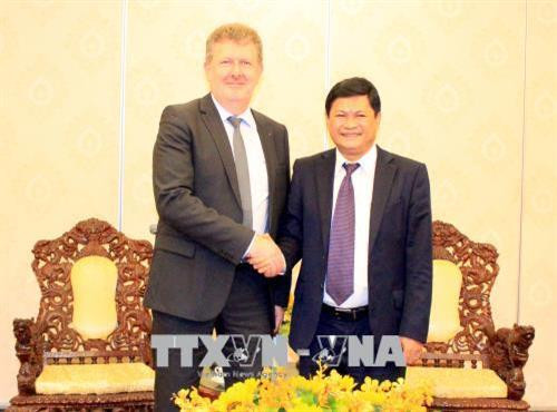 Ông Huỳnh Cách Mạng, Phó Chủ tịch Ủy ban nhân dân Thành phố Hồ Chí Minh tiếp ông Charles Duchaine, Giám đốc Cơ quan Phòng chống tham nhũng Cộng hòa Pháp đang thăm và làm việc tại Thành phố Hồ Chí Minh. Ảnh: Xuân Khu – TTXVN