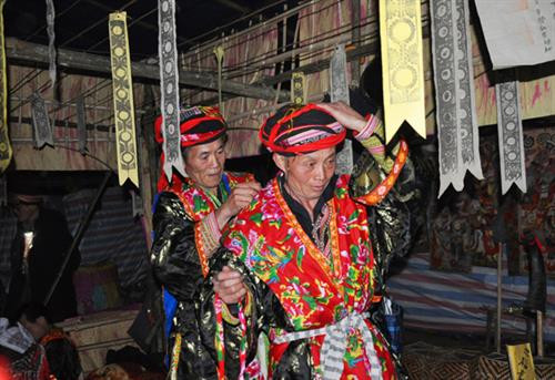 Chỉ các học trò nam giới mới được tham gia phần nghi lễ cúng trong lễ cấp sắc 12 đèn. Khi tham gia nghi lễ, các học trò phải mặc trang phục truyền thống theo đúng quy định. Nghi lễ cấp sắc 12 đèn gồm nhiều lễ cúng quan trọng, diễn ra trong không gian văn hóa mang đậm bản sắc dân tộc Dao, được trang trí công phu. Cùng thực hiện một nghi lễ trước bàn thờ trung tâm. Thực hiện nghi lễ dâng hương với những điệu nhảy trong tiếng kèn, trống rộn ràng. Phụ nữ trong trang phục cô dâu theo chồng đi làm lễ. Trong 4 ngày tất cả chỉ ăn cơm chay, bữa cuối cùng mới được ăn cơm có thịt. Những em nhỏ tham gia một nghi lễ cúng sao mặt trời. Một nghi lễ cúng ngoài trời ban đêm. Chuẩn bị sẵn sàng chiếc ghế để ngồi trước nghi lễ thắp đèn. Thầy cúng truyền 1 mâm 7 đèn và 1 mâm 12 đèn qua đầu các học trò. Các học trò được sư phụ dùng 2 chiếc gậy làm phép đỡ dậy khỏi ghế. Nghi lễ cấp sắc 12 đèn có ý nghĩa quan trọng với đồng bào Dao đỏ, vừa khẳng định sự trưởng thành và vị thế của người đàn ông, vừa cấp sắc cho cả những người đã qua đời, đồng thời chứng nhận cho các cặp vợ chồng mãi bên nhau khi sang thế giới bên kia.