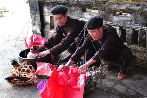 Các cụ già làng được mời đến bàn bạc chuyện cưới xin cho đôi bạn trẻ. Nhà trai chuẩn bị lễ vật đến nhà gái dạm ngõ Lễ chắn cửa, nghi lễ độc đáo trong đám cưới của người Sán Dìu. Chú rể và cô dâu hẹn lời thề nguyện ước trước sự chứng kiến của hai họ. Rước dâu về nhà chồng (của hồi môn là hai mẹ con trâu nghé). Các cụ già làng được mời đến bàn bạc chuyện cưới xin cho đôi bạn trẻ. Nhà trai chuẩn bị lễ vật đến nhà gái dạm ngõ Lễ chắn cửa, nghi lễ độc đáo trong đám cưới của người Sán Dìu. Chú rể và cô dâu hẹn lời thề nguyện ước trước sự chứng kiến của hai họ. Rước dâu về nhà chồng (của hồi môn là hai mẹ con trâu nghé).