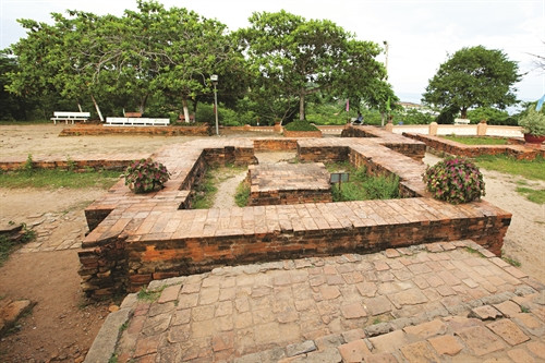 Những cuộc khai quật khảo cổ tại nhóm đền tháp Pô Sah Inư từ năm 1992 đến năm 1995 đã phát hiện nền móng của những ngôi đền bị sụp đổ và vùi lấp