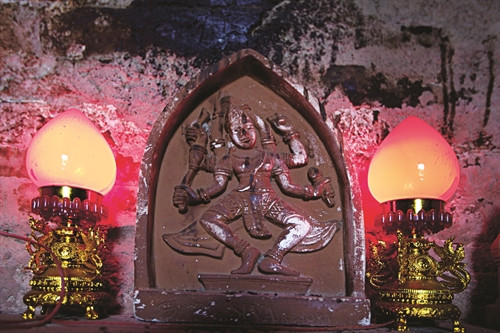 Hình tượng thần Shiva được thờ trong tháp chính