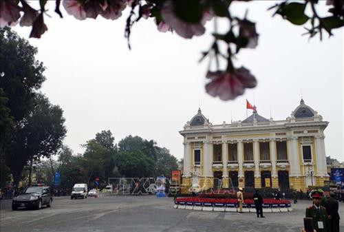 Đoàn xe đưa Chủ tịch Triều Tiên Kim Jong-un về Hà Nội qua khu vực Quảng trường Cách mạng Tháng Tám và Nhà hát Lớn. Ảnh: Thanh Tùng - TTXVN Đoàn xe đưa Chủ tịch Triều Tiên Kim Jong-un về Hà Nội qua khu vực Quảng trường Cách mạng Tháng Tám và Nhà hát Lớn. Ảnh: Thanh Tùng - TTXVN