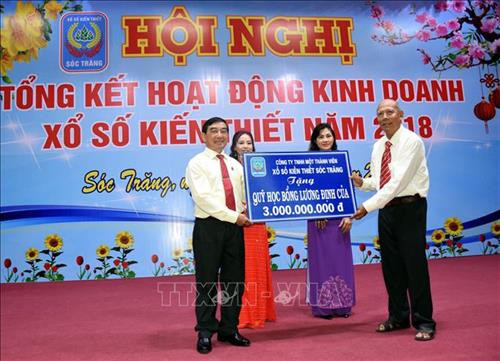 Lãnh đạo Công ty XSKT Sóc Trăng trao 3 tỷ đồng cho Quỹ học bổng Lương Định Của. Ảnh: Trung Hiếu-TTXVN Lãnh đạo Công ty XSKT Sóc Trăng trao 3 tỷ đồng cho Quỹ học bổng Lương Định Của. Ảnh: Trung Hiếu-TTXVN