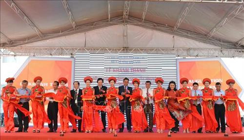 Các đại biểu cắt băng khánh thành. Ảnh: Tuấn Anh - TTXVN Các đại biểu cắt băng khánh thành. Ảnh: Tuấn Anh - TTXVN