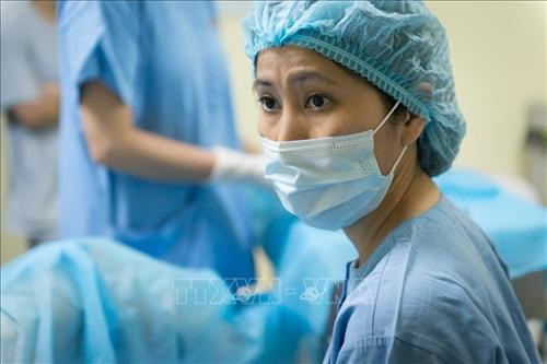 Bác sỹ Vương Thị Ngọc Lan chọc hút noãn làm thụ tinh ống nghiệm. Ảnh: TTXVN phát Bác sỹ Vương Thị Ngọc Lan chọc hút noãn làm thụ tinh ống nghiệm. Ảnh: TTXVN phát