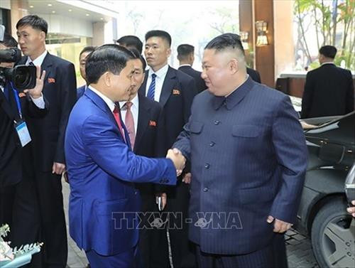 Chủ tịch Ủy ban Nhân dân thành phố Hà Nội Nguyễn Đức Chung đón Chủ tịch Triều Tiên Kim Jong-un tại khách sạn Melia Hà Nội. Ảnh: Nhan Sáng - TTXVN Chủ tịch Ủy ban Nhân dân thành phố Hà Nội Nguyễn Đức Chung đón Chủ tịch Triều Tiên Kim Jong-un tại khách sạn Melia Hà Nội. Ảnh: Nhan Sáng - TTXVN