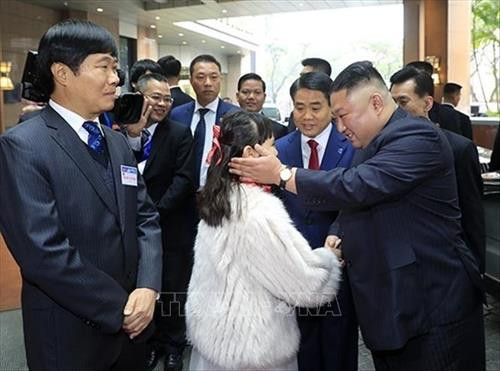 Chủ tịch Triều Tiên Kim Jong-un bày tỏ tình cảm thân mật với thiếu nhi Hà Nội tại lễ đón ở khách sạn Melia. Ảnh: Nhan Sáng - TTXVN Chủ tịch Triều Tiên Kim Jong-un bày tỏ tình cảm thân mật với thiếu nhi Hà Nội tại lễ đón ở khách sạn Melia. Ảnh: Nhan Sáng - TTXVN