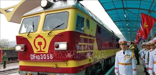 Đoàn tàu hỏa đặc biệt chở Chủ tịch Kim Jong-un và đoàn Triều Tiên đến ga Đồng Đăng lúc 8 giờ 13 phút. Ảnh: Nhan Sáng - TTXVN Đoàn tàu hỏa đặc biệt chở Chủ tịch Kim Jong-un và đoàn Triều Tiên đến ga Đồng Đăng lúc 8 giờ 13 phút. Ảnh: Nhan Sáng - TTXVN