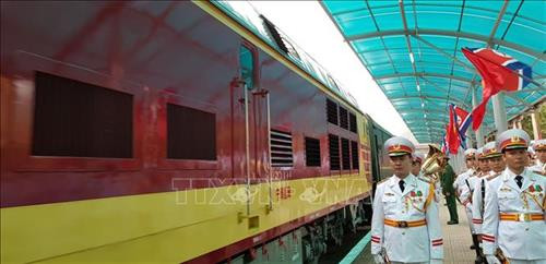 Đoàn tàu hỏa đặc biệt chở Chủ tịch Kim Jong-un và đoàn Triều Tiên đến ga Đồng Đăng lúc 8 giờ 13 phút. Ảnh: Nhan Sáng - TTXVN Đoàn tàu hỏa đặc biệt chở Chủ tịch Kim Jong-un và đoàn Triều Tiên đến ga Đồng Đăng lúc 8 giờ 13 phút. Ảnh: Nhan Sáng - TTXVN