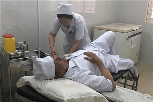 Bác sĩ Hồ Văn Thúc trong một lần trực tiếp hiến máu để cứu bệnh nhân cấp cứu khẩn cấp. Ảnh: Lê Xuân-TTXVN