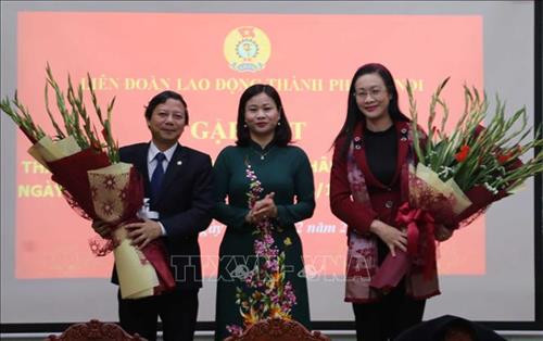 Liên đoàn Lao động thành phố Hà Nội tặng hoa, chúc mừng các thầy thuốc ưu tú của Thủ đô. Ảnh: Minh Nghĩa - TTXVN