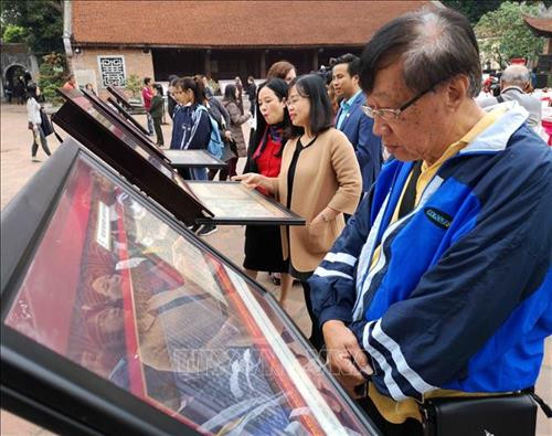 Khách tham quan triển lãm trong ngày khai mạc. Ảnh: Thanh Tùng-TTXVN Khách tham quan triển lãm trong ngày khai mạc. Ảnh: Thanh Tùng-TTXVN