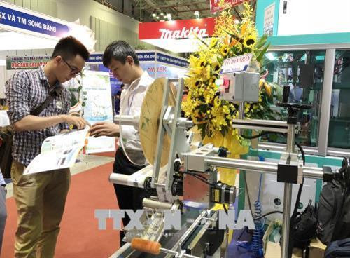 Đại diện các doanh nghiệp tìm hiểu các sản phẩm công nghệ mới tại hội chợ. Ảnh: Mỹ Phương – TTXVN Đại diện các doanh nghiệp tìm hiểu các sản phẩm công nghệ mới tại hội chợ. Ảnh: Mỹ Phương – TTXVN