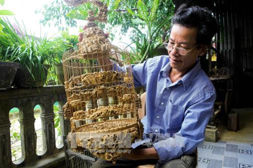 Lồng chim do ông Đoàn Minh Căn sản xuất. Ảnh: Hồ Cầu - TTXVN Lồng chim do ông Đoàn Minh Căn sản xuất. Ảnh: Hồ Cầu - TTXVN