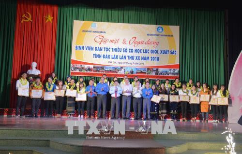 Tuyên dương sinh viên dân tộc thiểu số tỉnh Đắk Lắk có thành tích học tập tốt lần thứ XX năm 2018. Ảnh: Hoài Thu – TTXVN