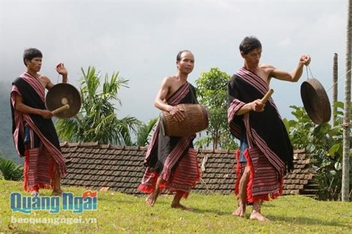 Chiêng, trống được đàn ông trong làng giữ gìn như báu vật.