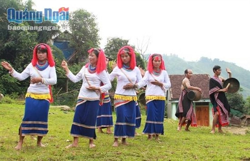 Đội văn nghệ cồng chiêng, múa cà đáo của Làng Gấm.