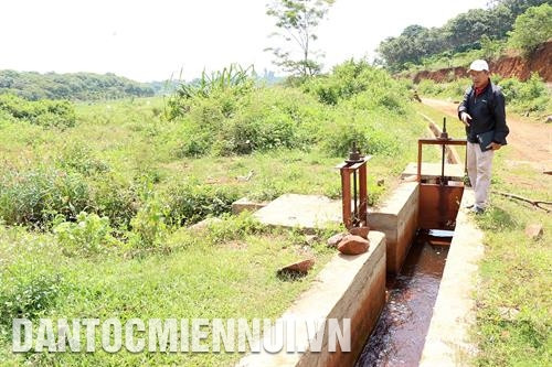 Hệ thống thủy lợi được đầu tư giúp bà con chủ động hơn trong vấn đề cấp nước cho cánh đồng. Ảnh: Ngọc Minh Cán bộ khuyến nông xã Nhân Đạo hướng dẫn kỹ thuật trồng lúa nước cho bà con M’Nông ở bon Pi Nao. Ảnh: Ngọc Minh