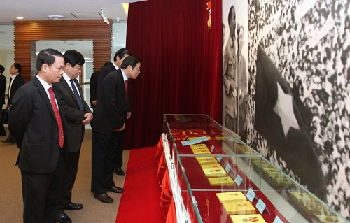 Các đại biểu tham quan phòng truyền thống của Thông tấn xã Việt Nam. Ảnh: Quốc Khánh - TTXVN Các đại biểu tham quan phòng truyền thống của Thông tấn xã Việt Nam. Ảnh: Quốc Khánh - TTXVN