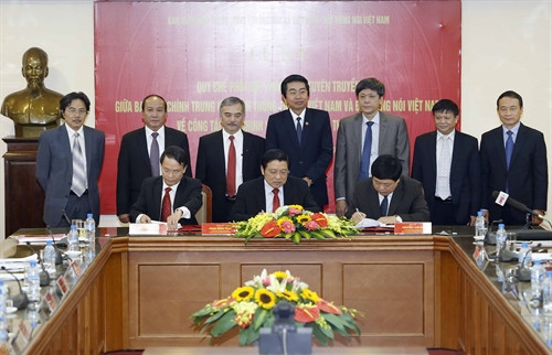 Trưởng Ban Nội chính Trung ương, Phó Trưởng ban Thường trực Ban Chỉ đạo Trung ương về phòng, chống tham nhũng Phan Đình Trạc; Tổng Giám đốc Thông tấn xã Việt Nam Nguyễn Đức Lợi; Tổng Giám đốc Đài Tiếng nói Việt Nam Nguyễn Thế Kỷ ký Quy chế phối hợp. Ảnh: An Đăng - TTXVN Trưởng Ban Nội chính Trung ương, Phó Trưởng ban Thường trực Ban Chỉ đạo Trung ương về phòng, chống tham nhũng Phan Đình Trạc; Tổng Giám đốc Thông tấn xã Việt Nam Nguyễn Đức Lợi; Tổng Giám đốc Đài Tiếng nói Việt Nam Nguyễn Thế Kỷ ký Quy chế phối hợp. Ảnh: An Đăng - TTXVN