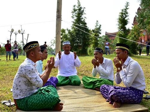 Nghi thức đọc kinh Sholawat Nabi MohaMach với ý nghĩa cầu mong sự tốt đẹp, an lành đến với gia chủ. Nghi thức đọc kinh Sholawat Nabi MohaMach với ý nghĩa cầu mong sự tốt đẹp, an lành đến với gia chủ.