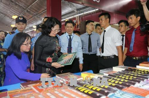 Phó Chủ tịch nước Đặng Thị Ngọc Thịnh tham quan các gian trưng bày. Ảnh: Thanh Vũ-TTXVN