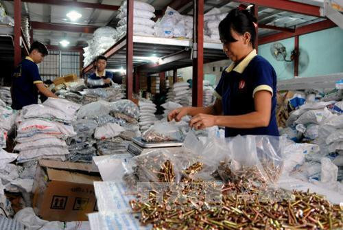 Công ty cổ phần sản xuất công nghiệp và thương mại vít Việt đã tiếp cận được nguồn vốn vay từ quỹ hỗ trợ doanh nghiệp từ ngân hàng Vietcombank để mở rộng sản xuất. Ảnh: An Hiếu - TTXVN