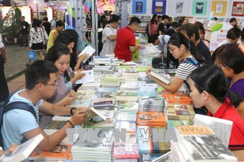 Đông đảo người dân thành phố tham quan, mua sắm, đọc sách… tại hội sách. Ảnh: Thanh Vũ-TTXVN