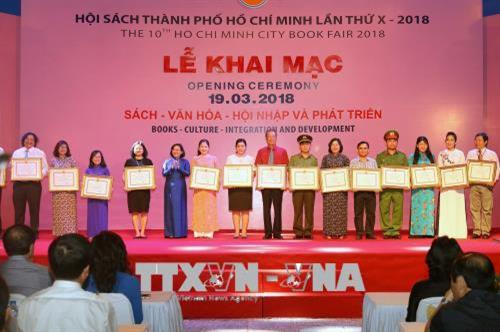 Lãnh đạo Thành phố Hồ Chí Minh trao bằng khen cho các tập thể, cá nhân có nhiều đóng góp tích cực cho hoạt động của hội sách nhiều năm liền. Ảnh: Thanh Vũ-TTXVN