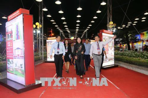 Phó Chủ tịch nước Đặng Thị Ngọc Thịnh tham quan Hội sách Thành phố Hồ Chí Minh lần thứ 10. Ảnh: Thanh Vũ-TTXVN