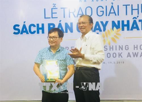 Trao giải thưởng cho Nhà văn Nguyễn Nhật Ánh. Ảnh: Gia Thuận - TTXVN