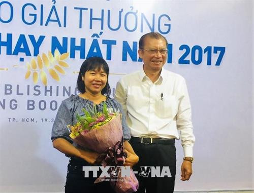 Trao giải thưởng cho Nguyễn Ngọc Tư. Ảnh: Gia Thuận - TTXVN