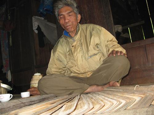 Ông Hồ Thong, bản Hà Vi, xã Dân Hoá bên bộ sách lá của tổ tiên mình để lại. Ông Hồ Thong, bản Hà Vi, xã Dân Hoá bên bộ sách lá của tổ tiên mình để lại.